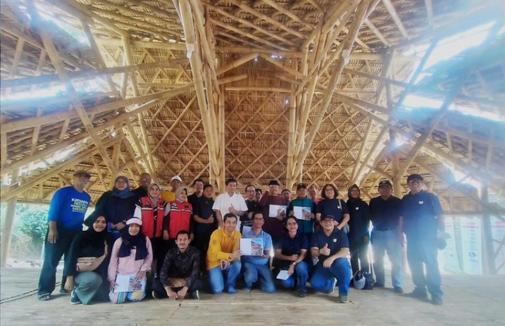 KATGAMA Serahkan Bale Bambu Kepada Masyarakat Desa Talaga Cianjur