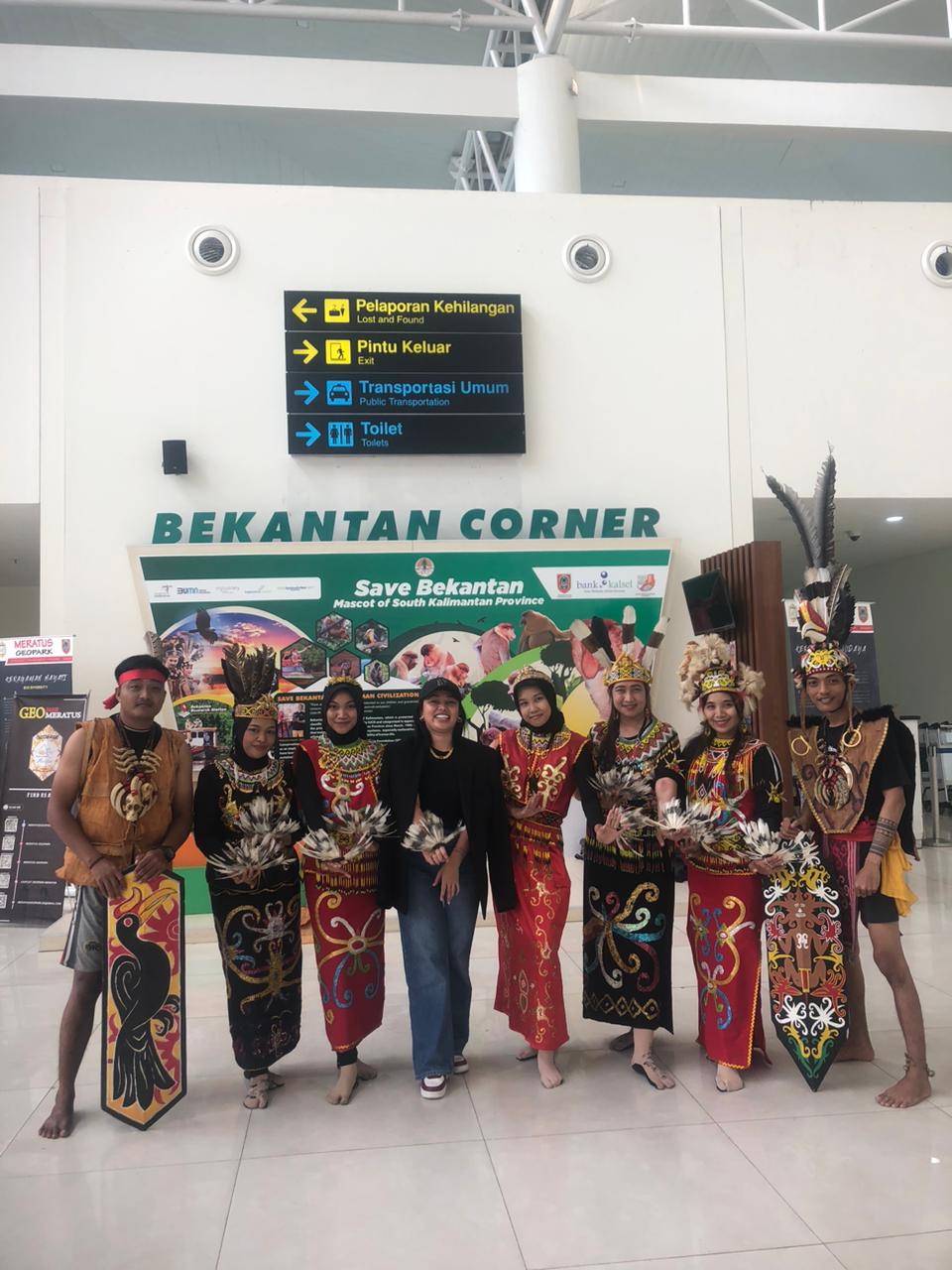 Pemuda Kalimantan Tampilkan Aksi Tarian Budaya di Bandara