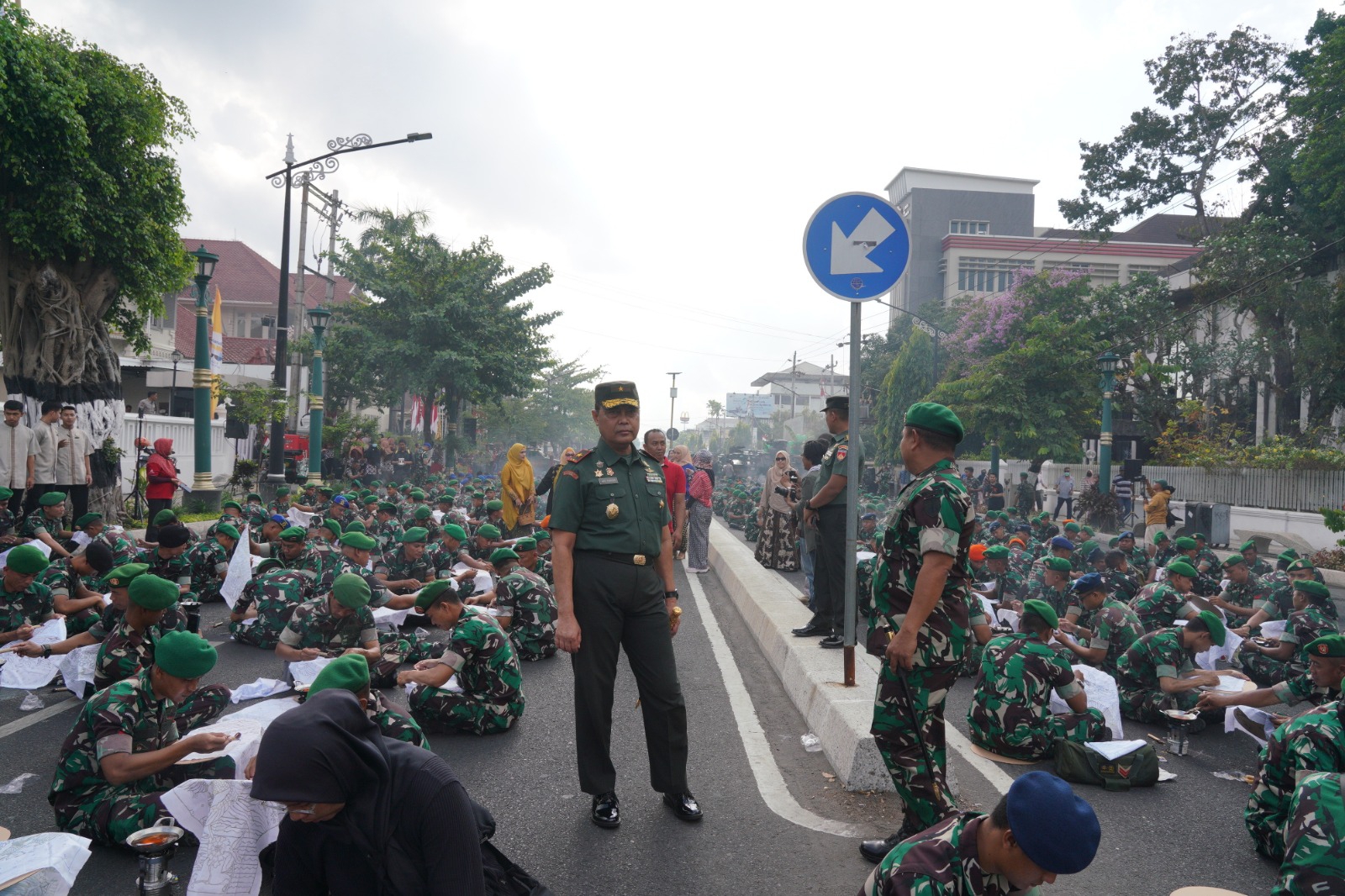 1001 Prajurit TNI Membatik Pecahkan Rekor Muri