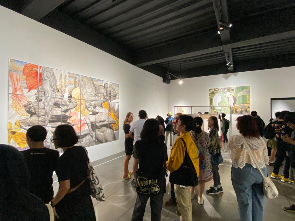 Kohesi Initiatives Buka Pameran Seni “Di Timur Matahari” Karya Seniman Riono Tanggul Pembukaan pameran tunggal Riono Tanggul di Tirtodipuran Link Yogyakarta, Jumat (10/11) - (foto: ist)