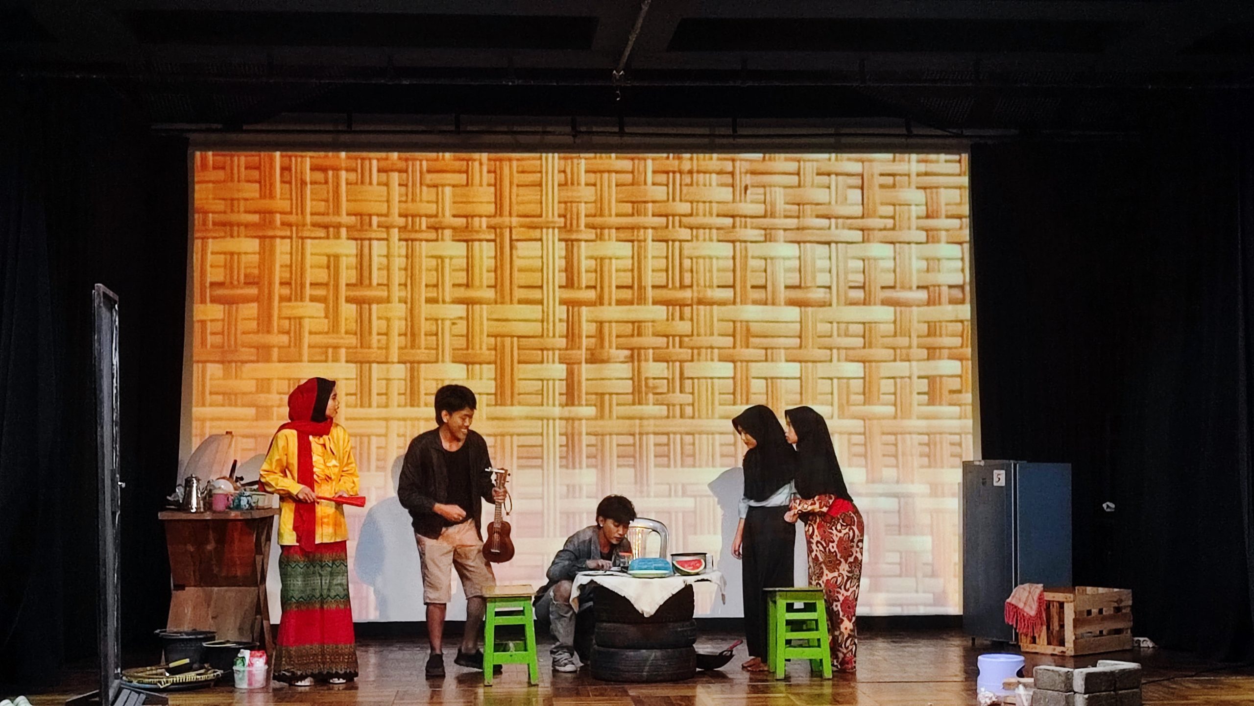 Kineidoscope 2023, Upaya Memfestivalkan Festival Film, Tampilkan 101 Film Pertunjukan teater mahasiswa UMY dalam pembukaan Kineidoscope 2023 di IFI Jogja (foto: Deny Hermawan)
