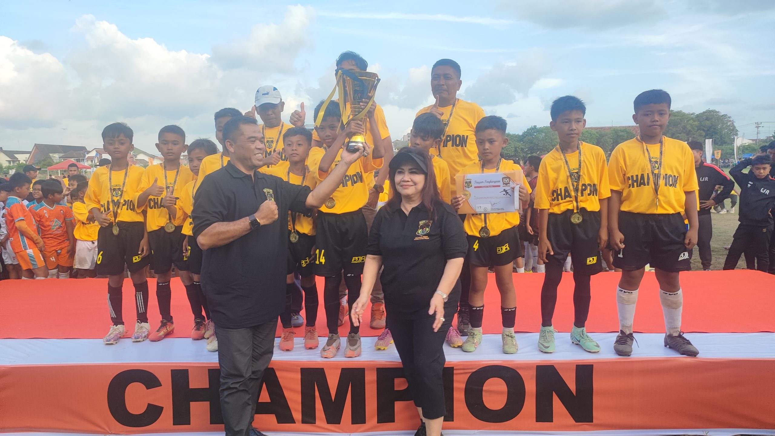 Turnamen DCT KBPP Polri Cup 2023 Ditutup, Ini Daftar Pemenangnya Penyerahan hadiah pemenang turnamen sepak bola DCT KBPP Polri Cup 2023 U9 kepada Puma Pracimantoro - (foto: Deny Hermawan)
