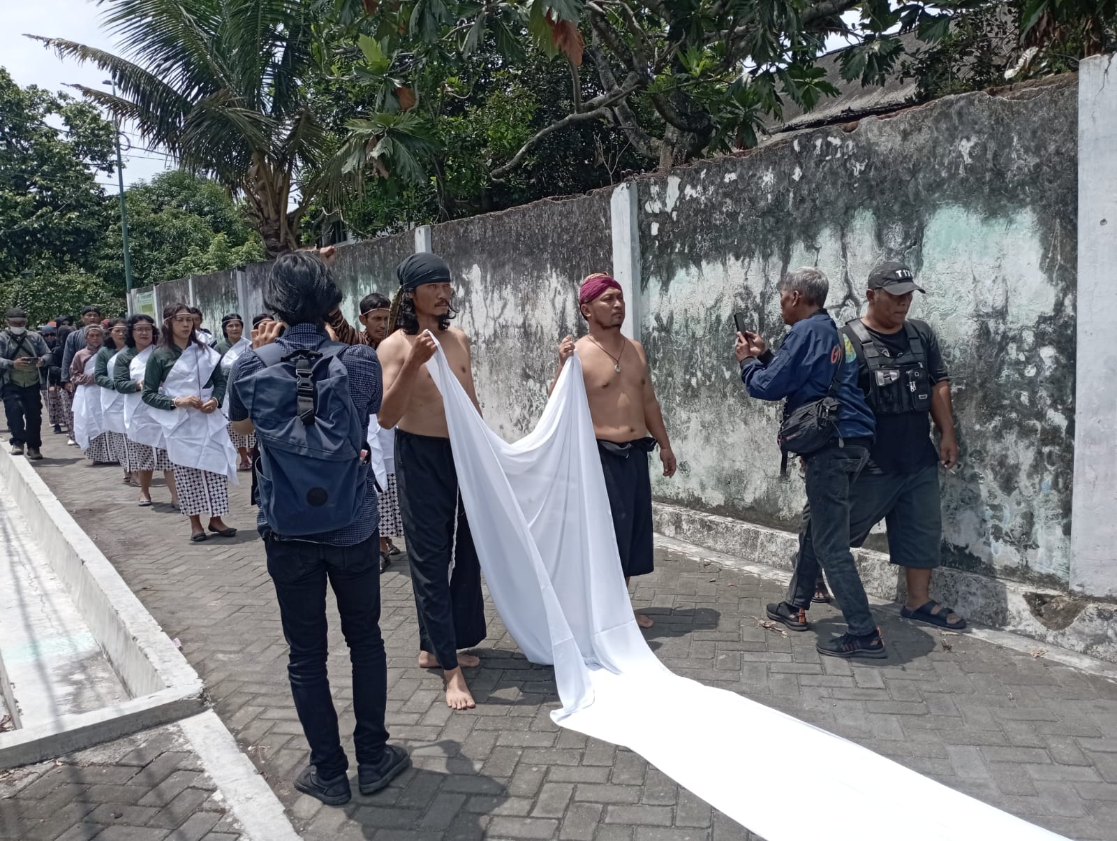 Seniman dan Budayawan Jogja Melawan Ade Armando dengan Larungan
