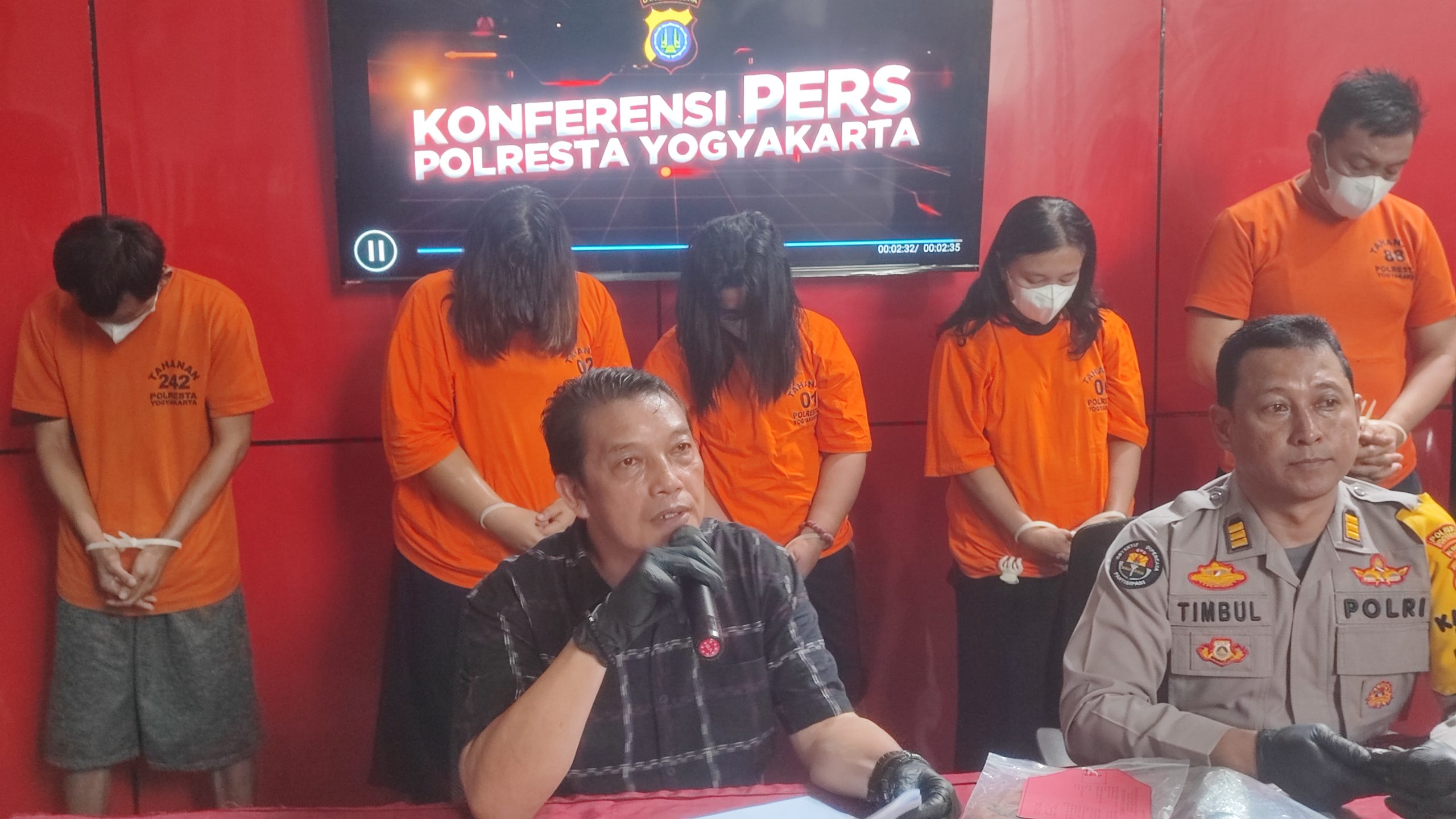 5 Orang Copet Antar Provinsi Dibekuk Polresta Jogja Kelima tersangka copet antar provinsi ditahan di Polresta Jogja - (foto: Deny Hermawan)