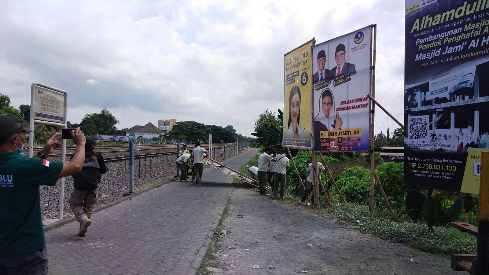 Bawaslu Sleman Tertibkan APK di Perlintasan Kereta Api