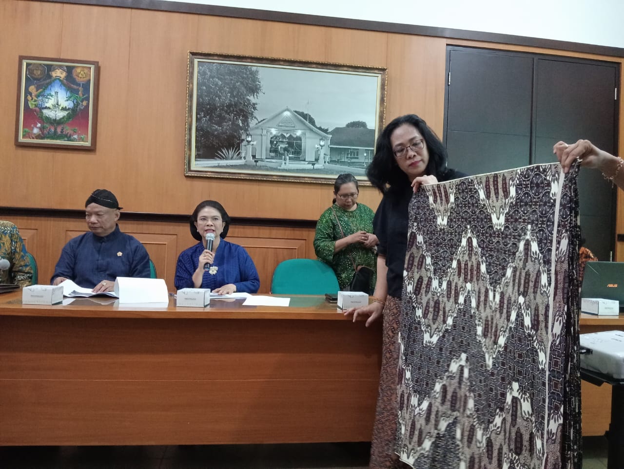 Lakukan Ritual kepada Leluhur, GKBRAy Paku Alam X Membuat Batik untuk Pernikahan Putranya