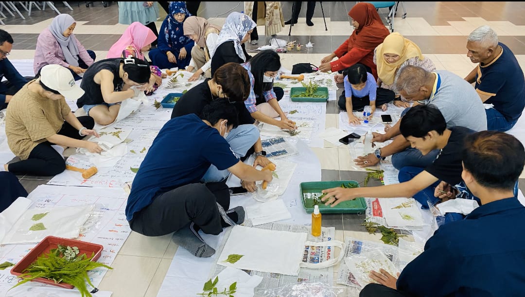 Tim PPM UMY Berdayakan PPR Kerinchi Malaysia Melalui Pelatihan Ecoprint Teknik Pounding