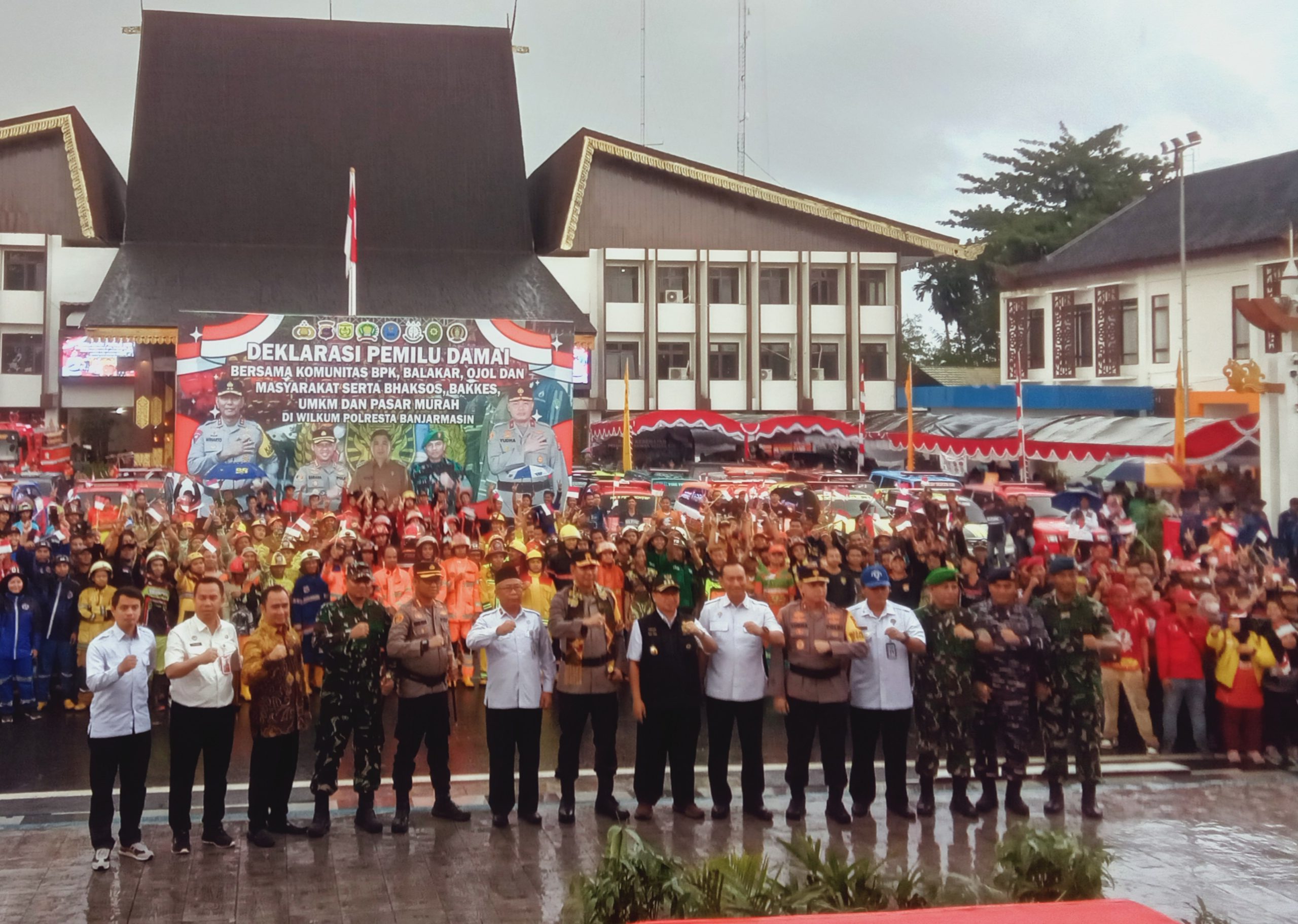 Deklarasi Damai Pemilu 2024 dan Bhakti Sosial Polda Kalsel Dan Polresta Banjarmasin : Buktikan Kekompakan di Tengah Rintangan Cuaca