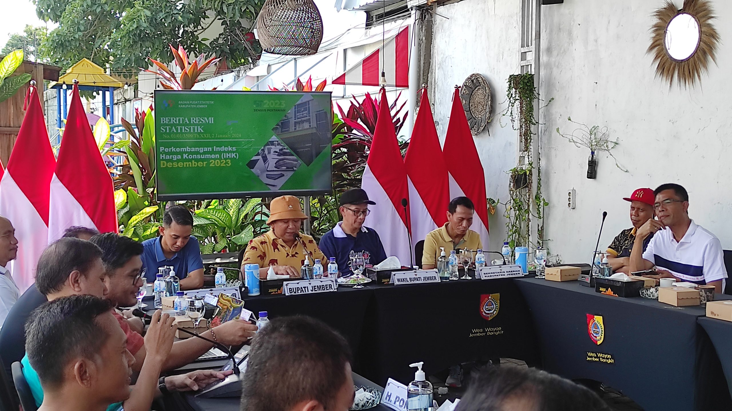 Segini Besaran Dana Transfer Daerah Jember Tahun 2024, DD Bisa Segera Dicairkan Bupati Jember mendengarkan laporan Ketua KPPN soal besaran dana tranfer daerah 2024 (Foto: Sigit/Bernas.id)