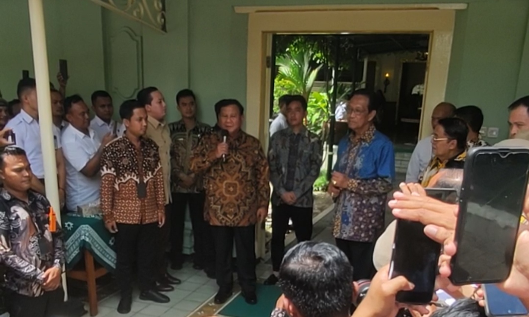 Kompak Pakai Batik, Prabowo & Gibran Sowan Sultan Prabowo-Gibran usai melakukan pertemuan tertutup dengan Sultan Jogja (foto: Deny Hermawan)