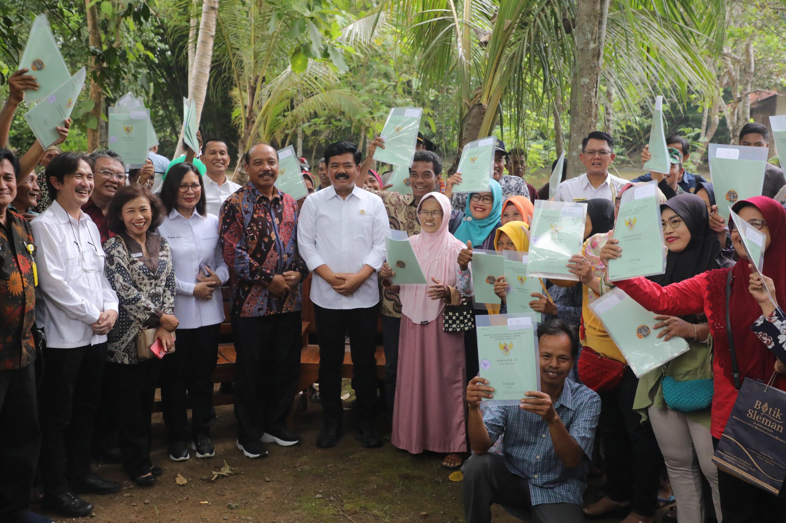 Wakil Bupati Dampingi Menteri ATR/BPN Bagikan Sertifikat