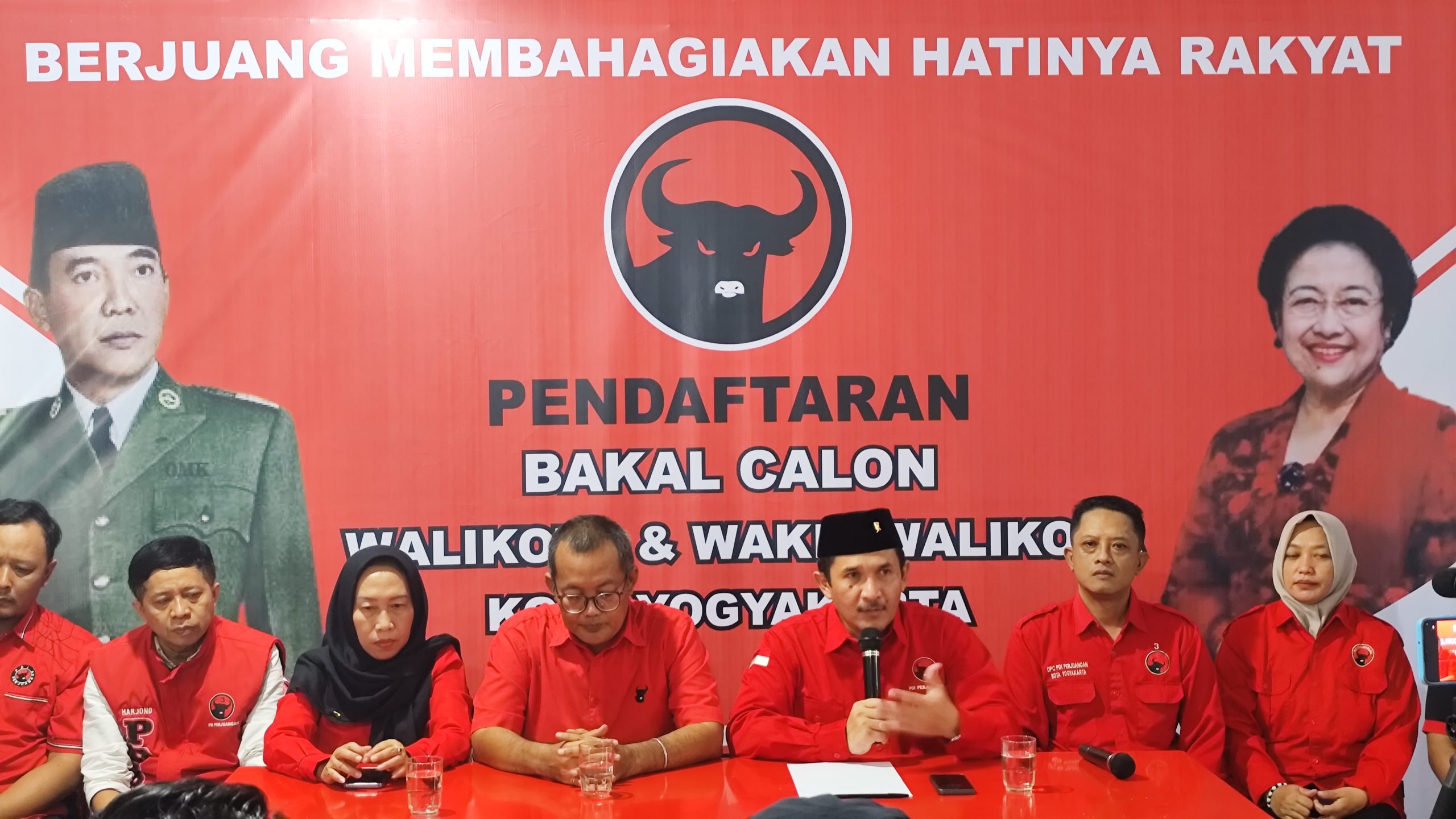 PDIP Kota Jogja Siap Dukung Calon Wali Kota Dengan Karakter Berikut Ini Ketua DPC PDIP Kota Yogyakarta Eko Suwanto (pegang mic) bersama jajaran pengurus PDIP Kota Jogja (foto: Deny Hermawan)