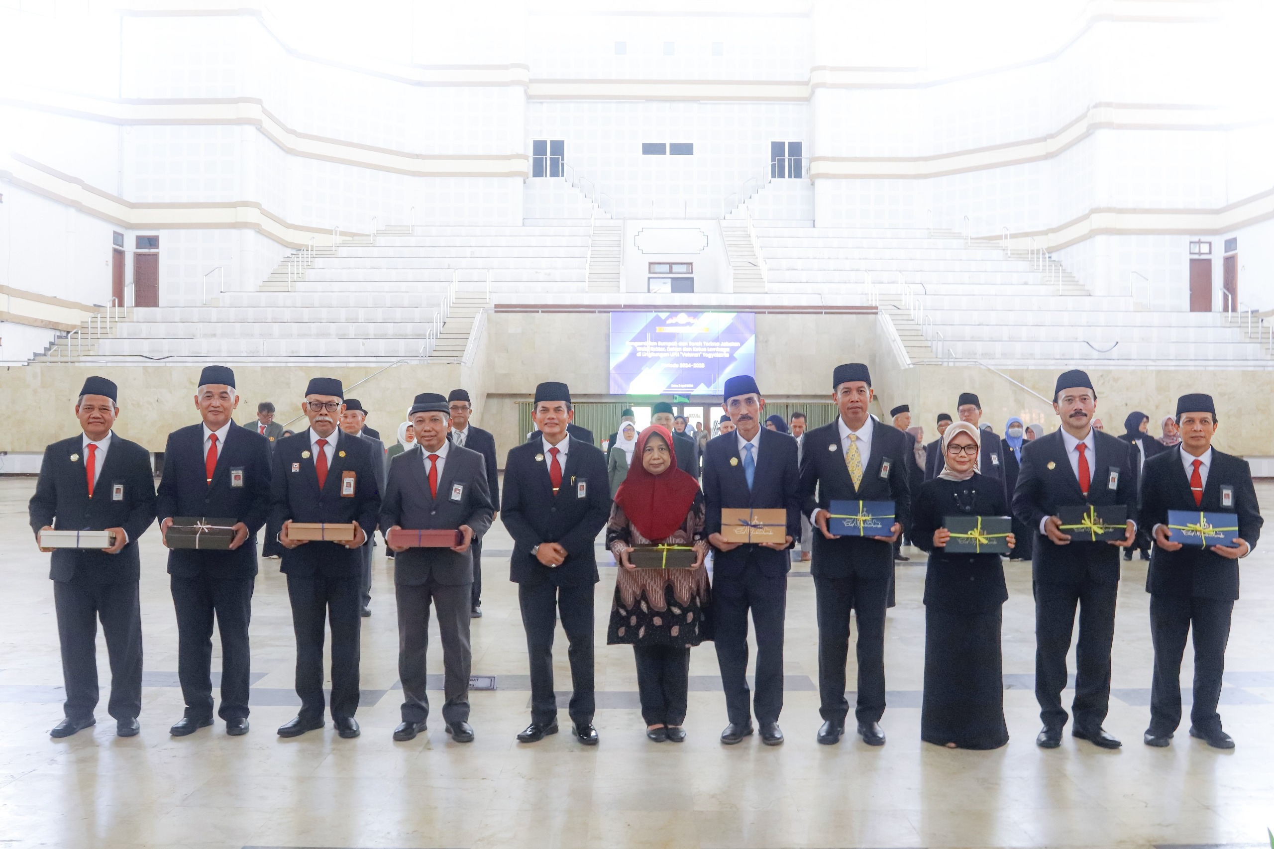 Rektor UPNYK Lantik 10 Pejabat Baru
