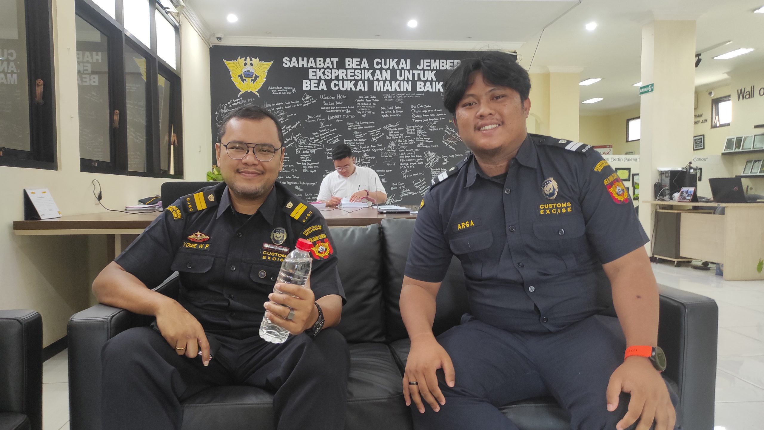 Begini Perlakuan Bea Cukai Jember Terhadap Pelaku dan Barang Bukti Arak Api Hasil Razia di Silo Bea Cukai Jember