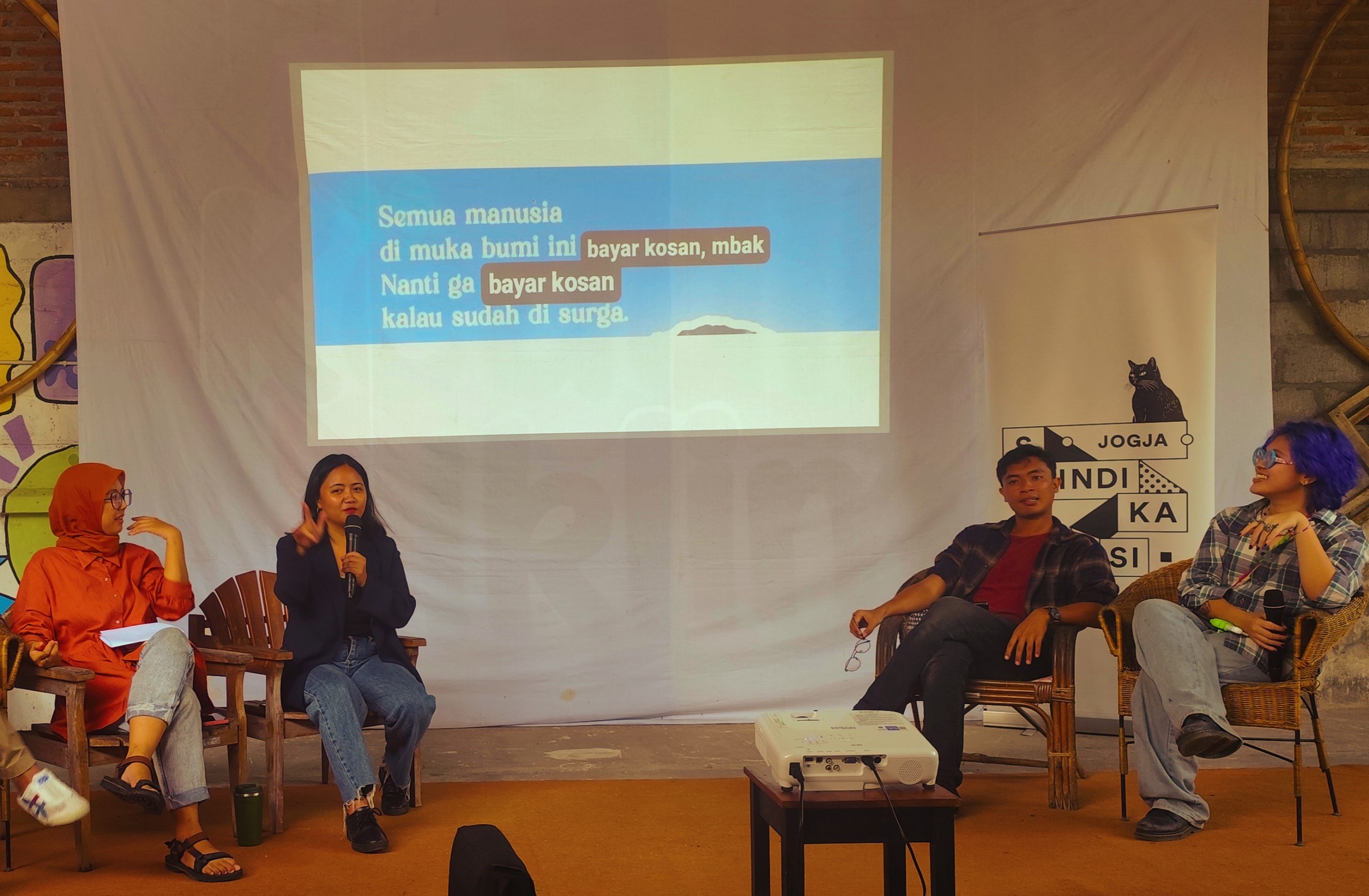 SINDIKASI Gelar Diskusi Bahas Nasib Pekerja Kreatif dan Media Diskusi Serikat Pekerja Media dan Industri Kreatif untuk Demokrasi (SINDIKASI) di kantor PKBI DIY (foto: Deny Hermawan)