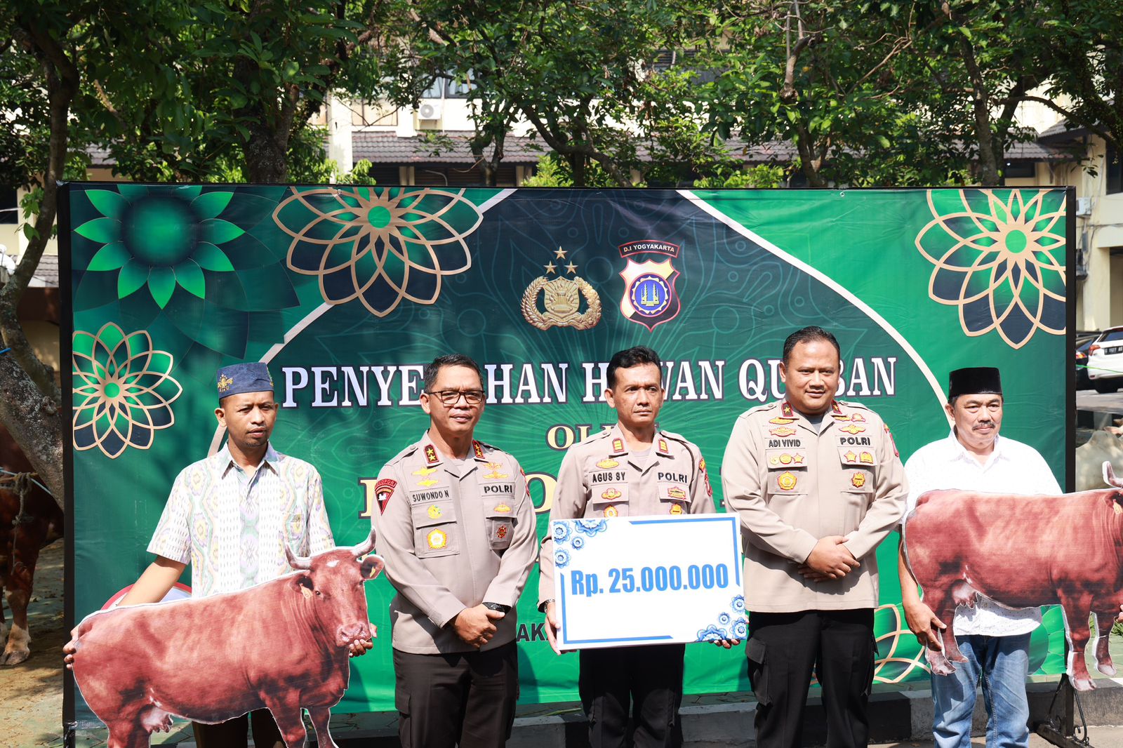 Polda DIY Serahkan 30 Sapi dan 15 Ekor Kambing