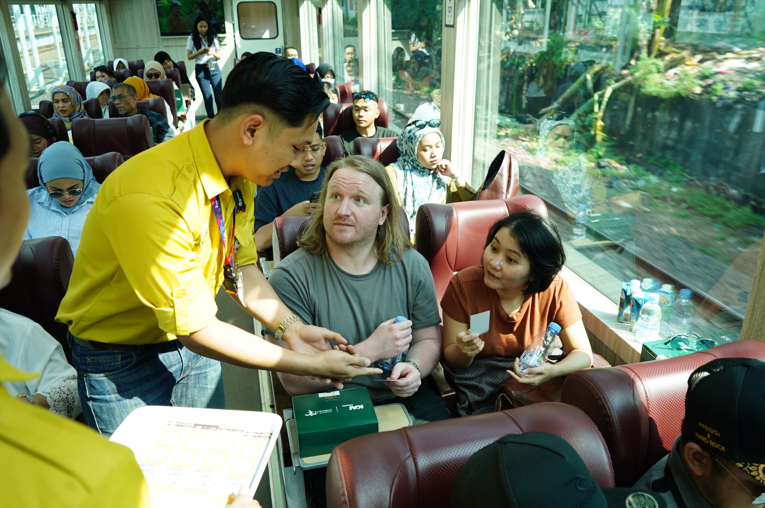 70.627 Pelanggan KAI Wisata Gunakan Jasa Kereta Wisata di Semester 1 2024 Ilustrasi penumpang Kereta Wisata KAI (foto: ist)