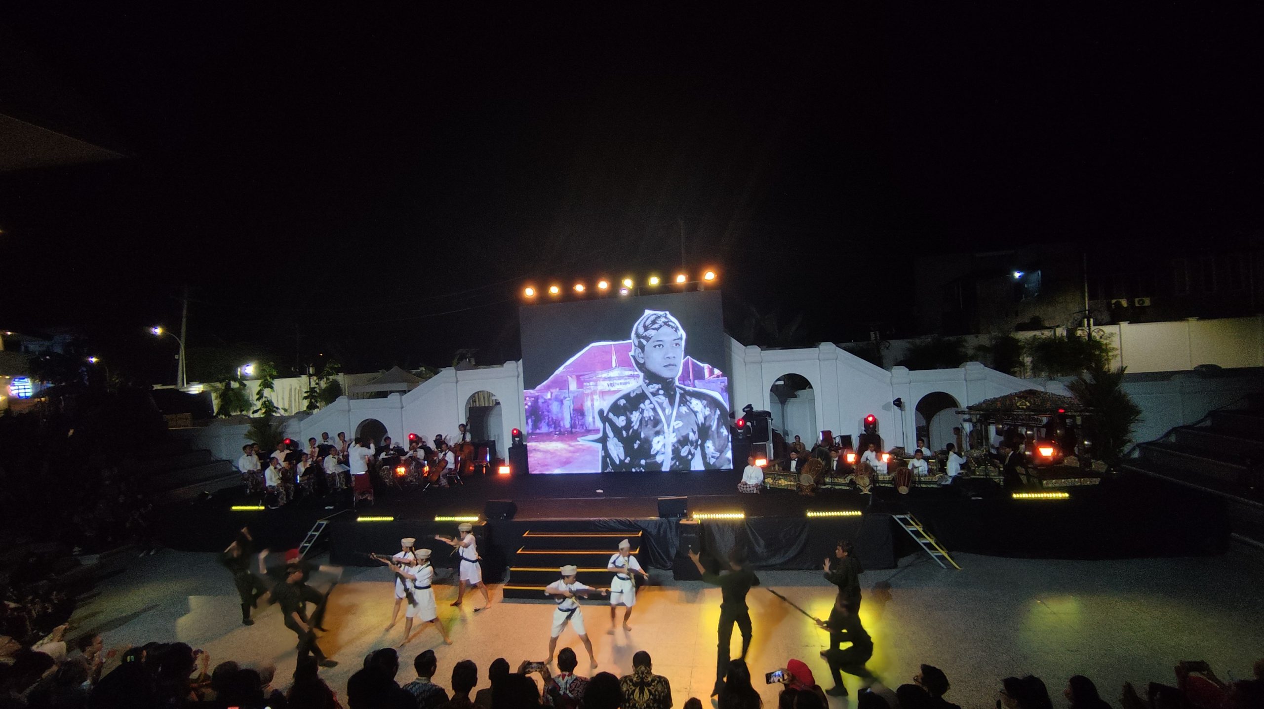 Diawali Rintik Hujan, Jogja Historical Orchestra Bertajuk “Potret Juang: Janur Kuning” Sukses Digelar Historical Orchestra bertajuk “Potret Juang: Janur Kuning” Jumat (5/7/2024) - (foto: Deny Hermawan/Bernas.id)