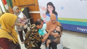 Simbolisasi pemberian imunisasi polio pada salah satu anak di Balai Kota Jogja (foto: Deny Hermawan/Bernas.id)