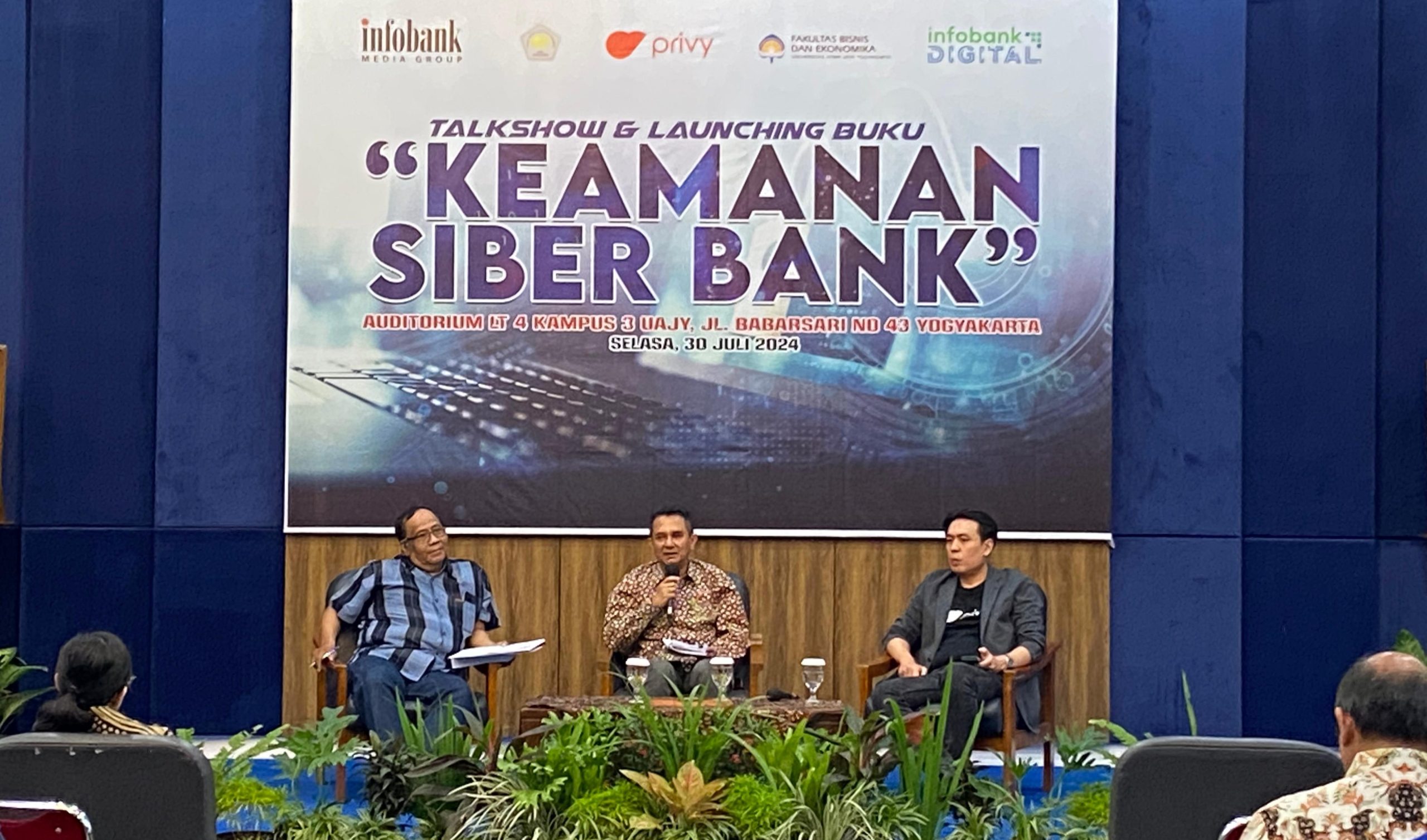 Makin Marak, Begini Strategi Tangkal Serangan Siber di Industri Perbankan Talkshow dan launching buku bertema “Keamanan Siber Bank” di UAJY, Selasa, 30 Juli 2024 - (foto: istimewa)