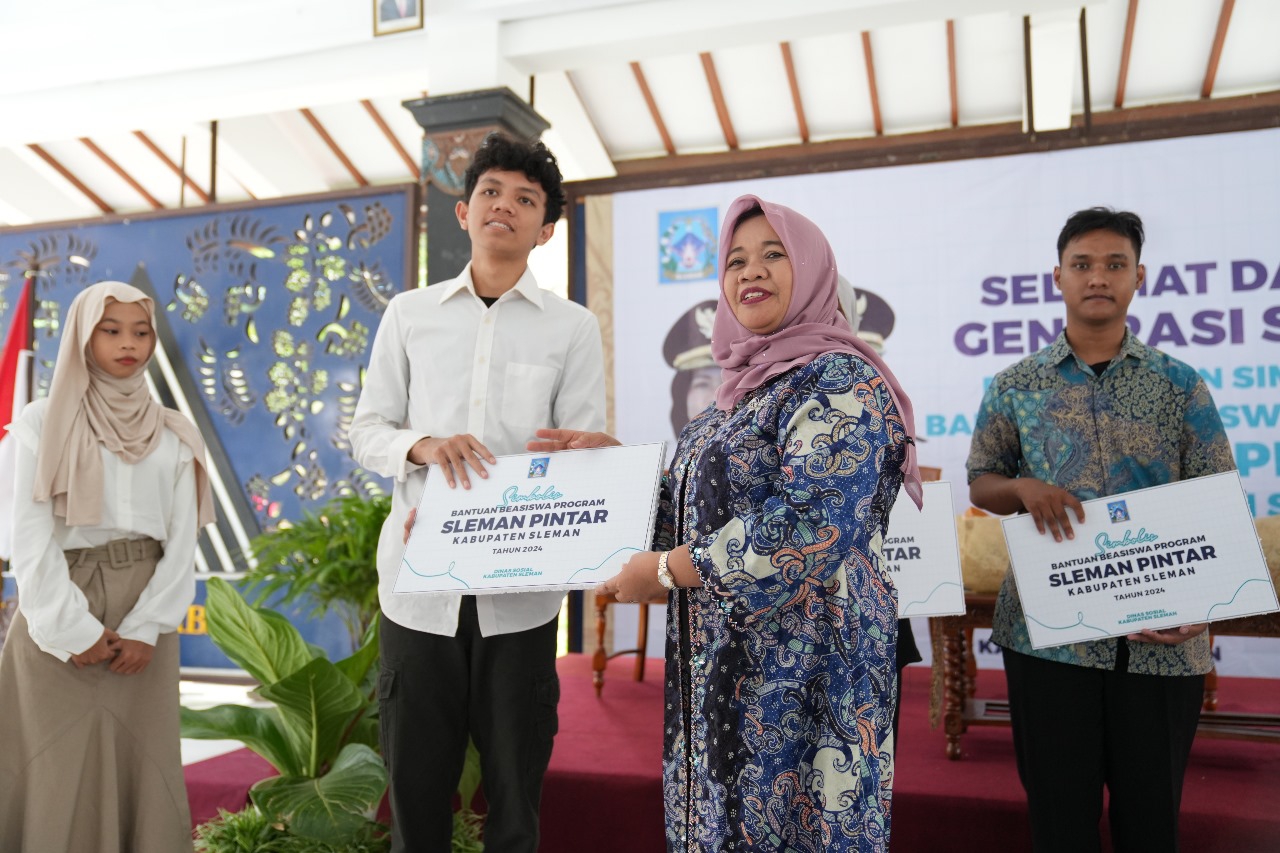Sleman Serahkan Program Beasiswa ke 570 Penerima