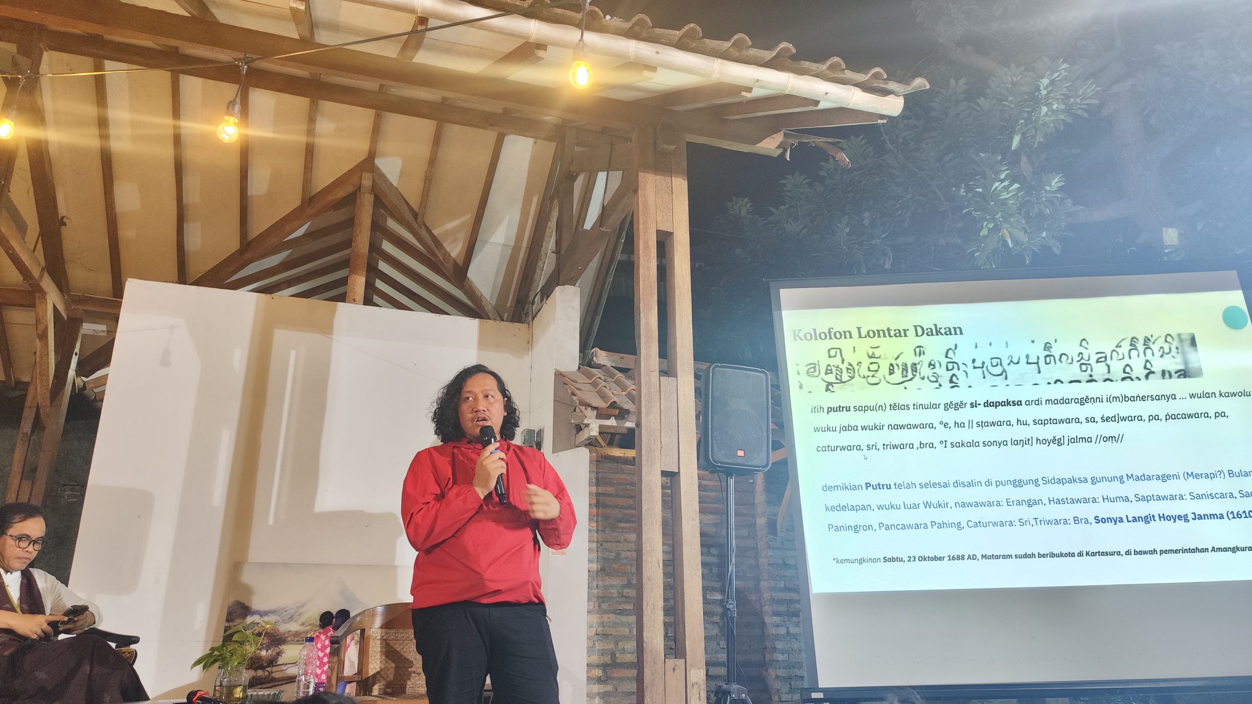Putru, Ajaran Penyempurnaan Roh di Era Jawa Kuno Filolog Rendra Agusta menyampaikan pemaparan dalam acara WRUH#8 - (foto: Deny Hermawan)