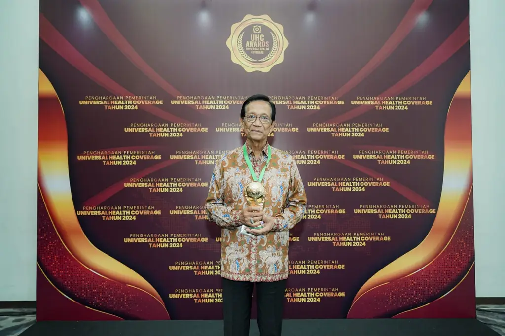 100% Warga Terlindungi JKN, Gubernur DIY Terima Penghargaan UHC Awards