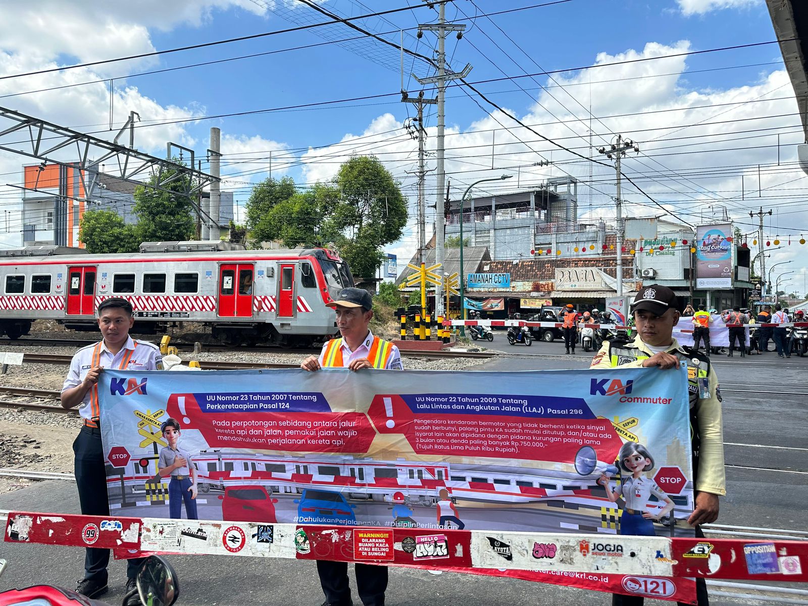 HUT Ke-16, KAI Commuter Sosialisasikan Keselamatan Perlintasan Sebidang di 16 Lokasi Secara Serentak Sosialisasi peraturan perlintasan serentak di KAI Commuter Wilayah VI dalam rangka HUT KAI Commuter ke-16 - (foto: KAI)