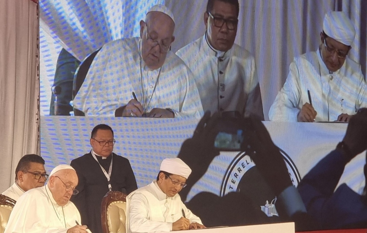 Pesan Dialog dan Perjumpaan dari Paus Fransiskus dan Nasaruddin Umar Paus Fransiskus dan Nasaruddin Umar di Masjid Istiqlal (foto: ist)
