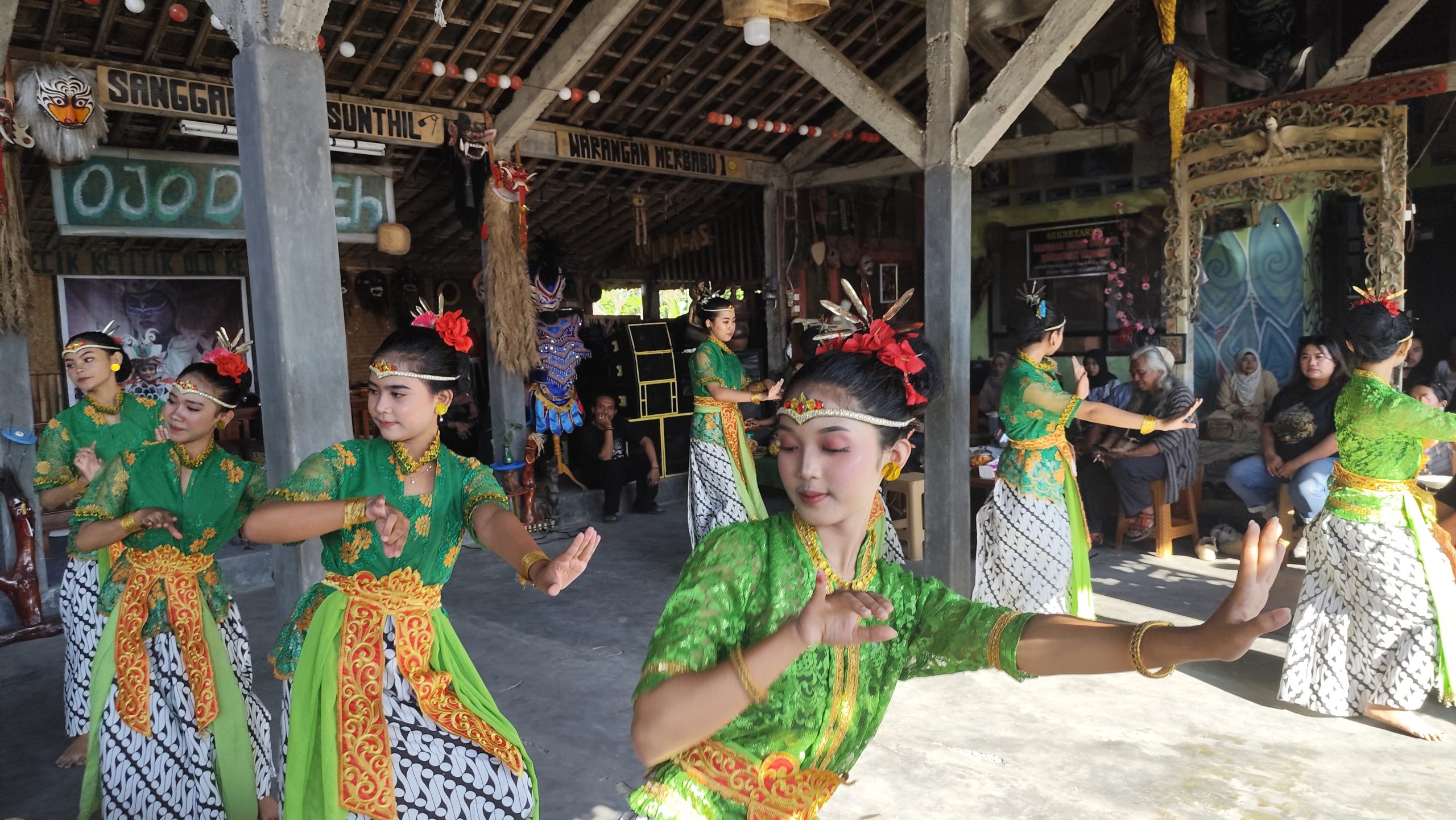 Festival Lima Gunung 2024 Hadirkan 120 Kelompok Kesenian dari Berbagai Daerah dan Mancanegara Tarian dari Sanggar Dhom Sunthil di pembukaan Festival Lima Gunung 2024 (foto: Deny Hermawan)