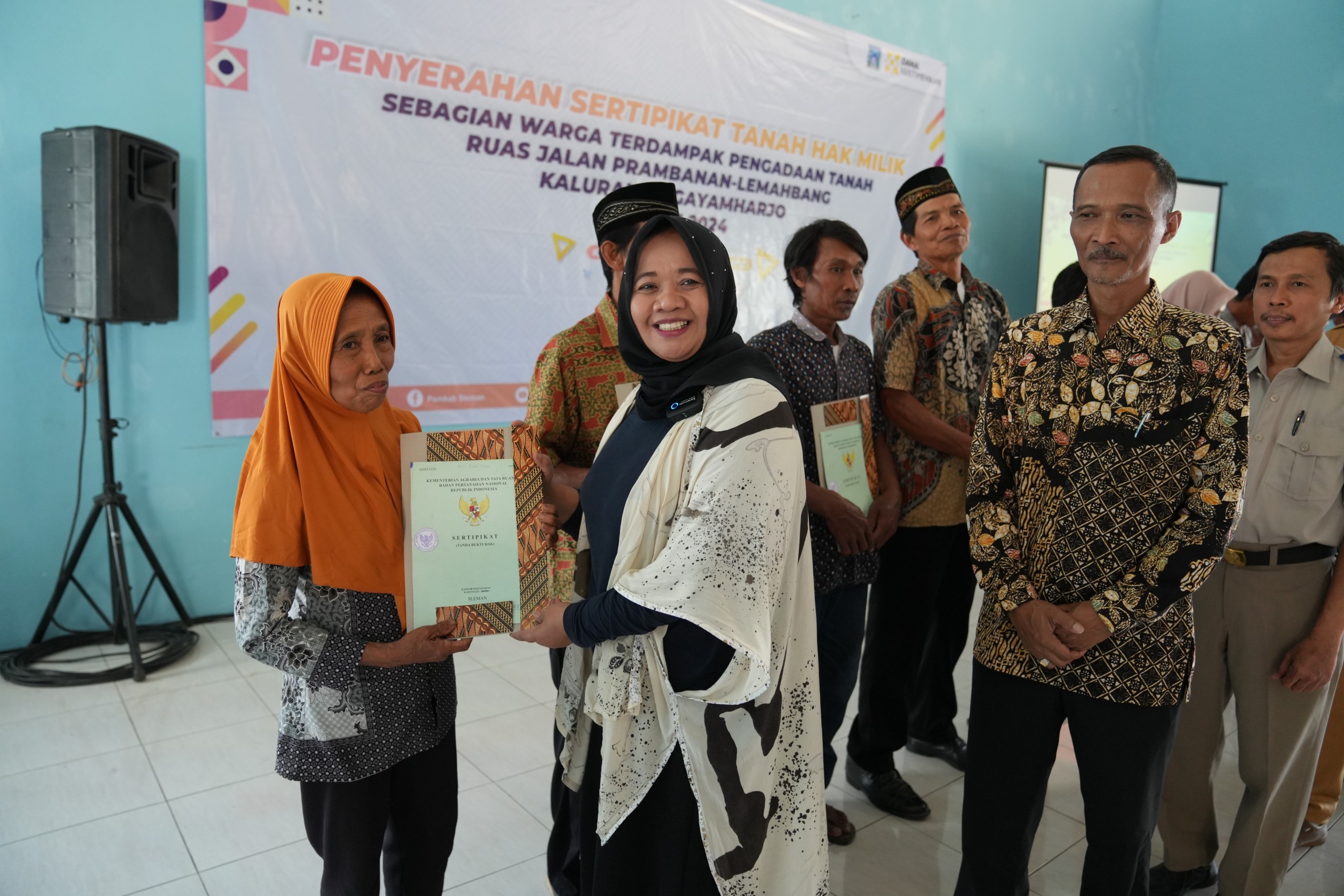 Bupati Sleman Serahkan 87 Sertifikat Tanah Warga Terdampak Pengadaan Jalan Prambanan-Lemahbang