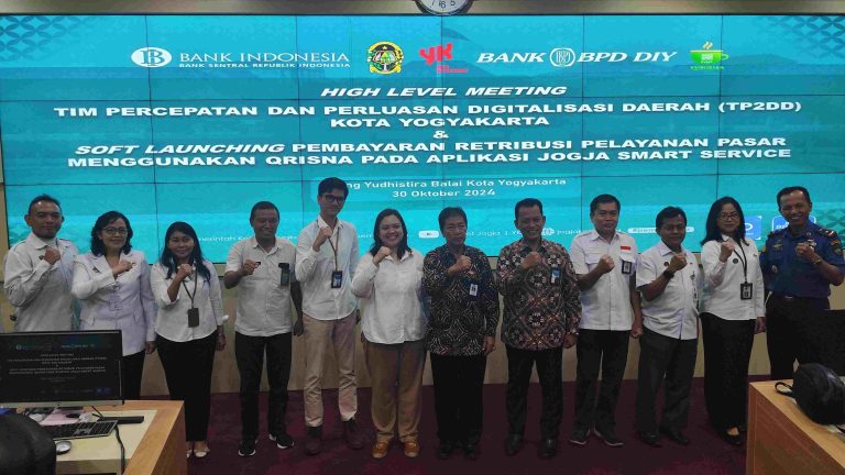 Pembayaran Retribusi Pelayanan Pasar Memakai QRISNA Diluncurkan Pemkot Jogja Peluncuran sistem pembayaran retribusi pasar menggunakan QRISNA oleh Pemkot Jogja, Rabu (30/10/2024) - (foto: Deny Hermawan/Bernas.id)