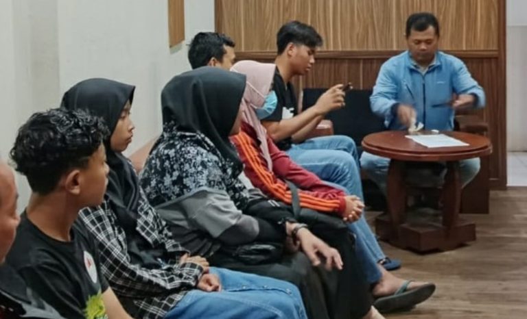 Kecam Kekerasan Terhadap Jamaah Masjid Nur Hidayah, FPU Desak Aparat Usut Tuntas dan Tangkap Para Pelaku Jamaah Masjid Nur Hidayah melapor ke Polda DIY atas aksi kekerasan yang dialami pada 24 Agustus 2024 (foto: ist)