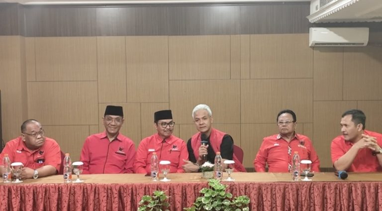 Gelar Rakercabsus Dihadiri Ganjar, Banteng Jogja Terus Bergerak Berjuang Menangkan Paslon Hasto dan Wawan Ganjar Pranowo bersama paslon dan jajaran pimpinan PDIP dalam Rakercabsus PDIP Kota Jogja, Kamis (17/10/2024) - (foto: Deny Hermawan)