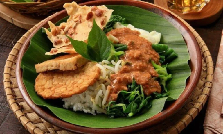 Resep Membuat Pecel Madiun dengan Bumbu Kacang Sederhana