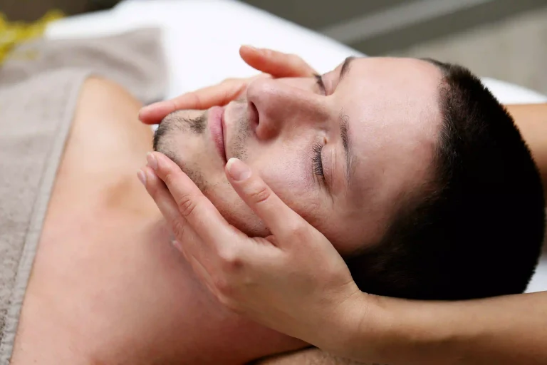 Facial Massage untuk Wajah Kencang