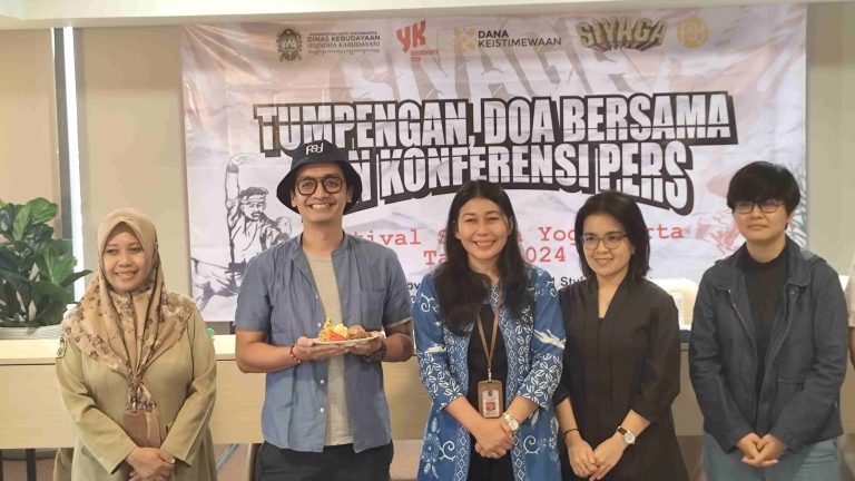Tumpengan Awali Rangkaian Festival Sastra Yogyakarta 2024 Tumpengan dan doa bersama Festival Sastra Yogyakarta 2024, Senin (25/11/2024) - (foto: Deny Hermawan)