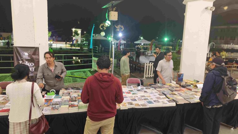 Festival Sastra Yogyakarta 2024 Dibuka di Suasana Hujan Bazar buku di ajang Festival Sastra Yogyakarta 2024 (foto: Deny Hermawan)