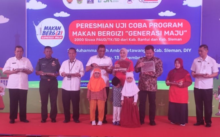 Program Makan Bergizi “Generasi Maju” Diujicobakan untuk 2000 Siswa Sleman dan Bantul Peluncuran program Makan Bergizi Generasi Maju di SD Muhammadiyah Ambarketawang 1 (foto: Deny Hermawan)