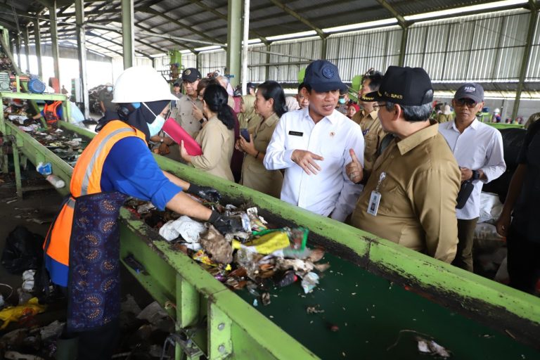 Menteri Lingkungan Hidup Tinjau TPST Minggir Sleman