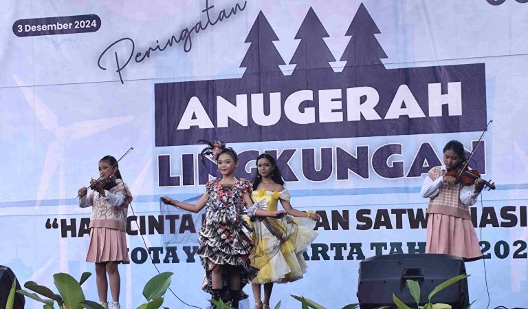 Penampilan fashion show daur ulang dalam Anugerah Lingkungan Kota Jogja 2024, Selasa (3/12/2024) - (foto: Deny Hermawan/Bernas.id)