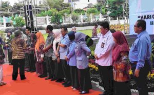 Pj. Wali Kota Jogja Sugeng Purwanto memberikan penghargaan Anugerah Lingkungan 2024 kepada pegiat lingkungan dari sejumlah instansi - (foto: Deny Hermawan/Bernas.id)