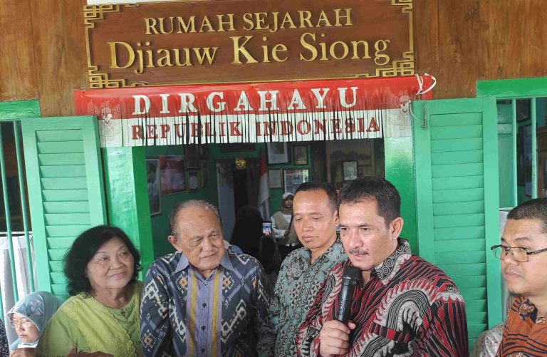 Kunjungi Rumah Sejarah Djiauw Kie Siong, DPRD DIY Napak Tilas Peristiwa Rengasdengklok Rombongan DPRD DIY mengunjungi Rumah Sejarah Djiauw Kie Siong di Rengasdengklok (foto: ist)
