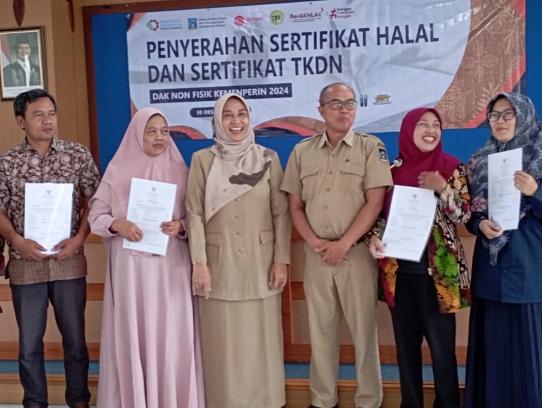 Dinas Perindag Serahkan Sertifikat Halal dan Sertifikat TKDN ke Pelaku IKM Sleman