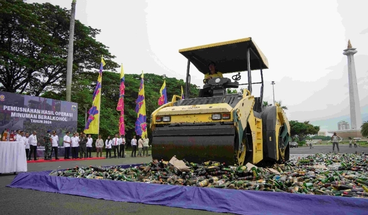 Satpol PP DKI Jakarta Musnahkan 9.712 Botol Miras