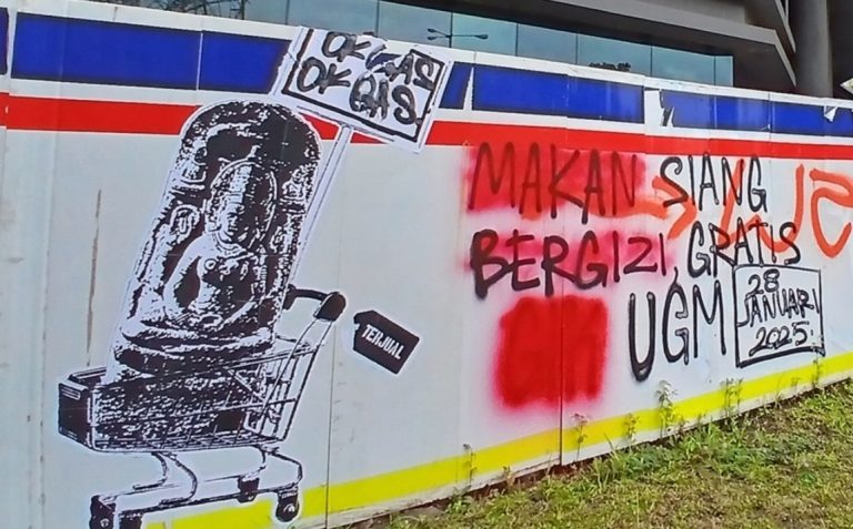Mural kritis menyambut acara ARKIPELAGIS di GIK UGM (foto: ist)