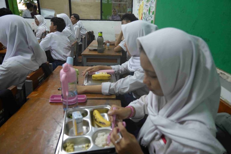 Tinjau Program MBG, Menko Polkam Apresiasi Kualitas dan Gizi Makanan