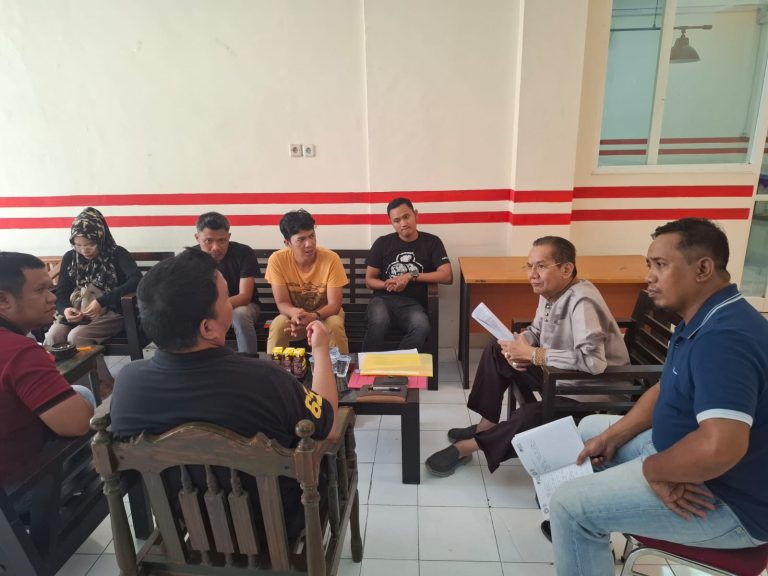 Longki Djanggola Janji Bawa Keluhan Tenaga Honorer ke RDP, Soal Seleksi CPNS-P3K Anggota Komisi II DPR RI dari Fraksi Partai Gerindra, Drs. H. Longki Djanggola, M.Si menemui sejumlah perwakilan tenaga honorer di Sulteng (FOTO: ISTIMEWA)