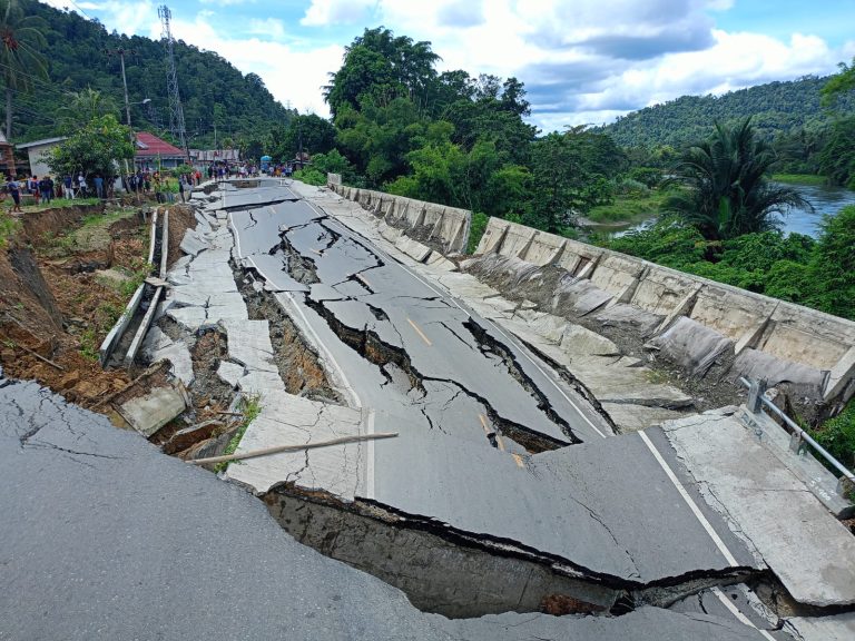 Polisi Sebut Longsor Poso Tak Hanya Putus Jalan, Satu Rumah Warga Juga Roboh Longsor DI Poso Tak Hanya Putus Jalan, Satu Rumah Warga Juga Roboh. (FOTO/ISTIMEWA)