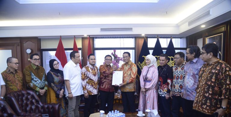 Pemerintah Sahkan Kepengurusan Dekopin yang Baru Dewan Koperasi Nasional (Dekopin) yang baru di bawah kepemimpinan Bambang Haryadi. Menteri Hukum, Supratman Andi Agtas, mengatakan pengakuan terhadap kepengurusan yang baru itu. (FOTO: ISTIMEWA)